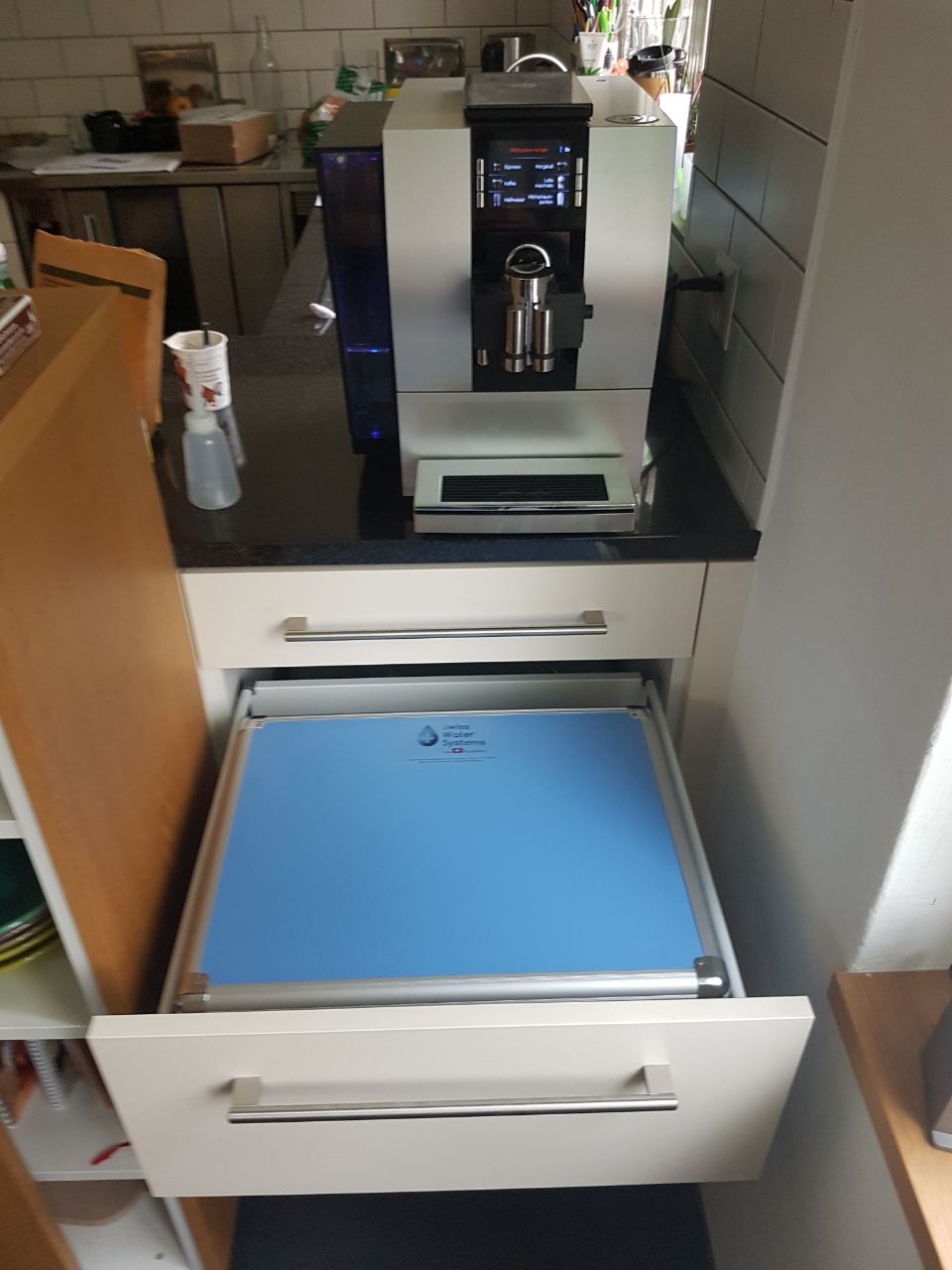 SWS-Gerät im Auszug unter einer Kaffeemaschine
