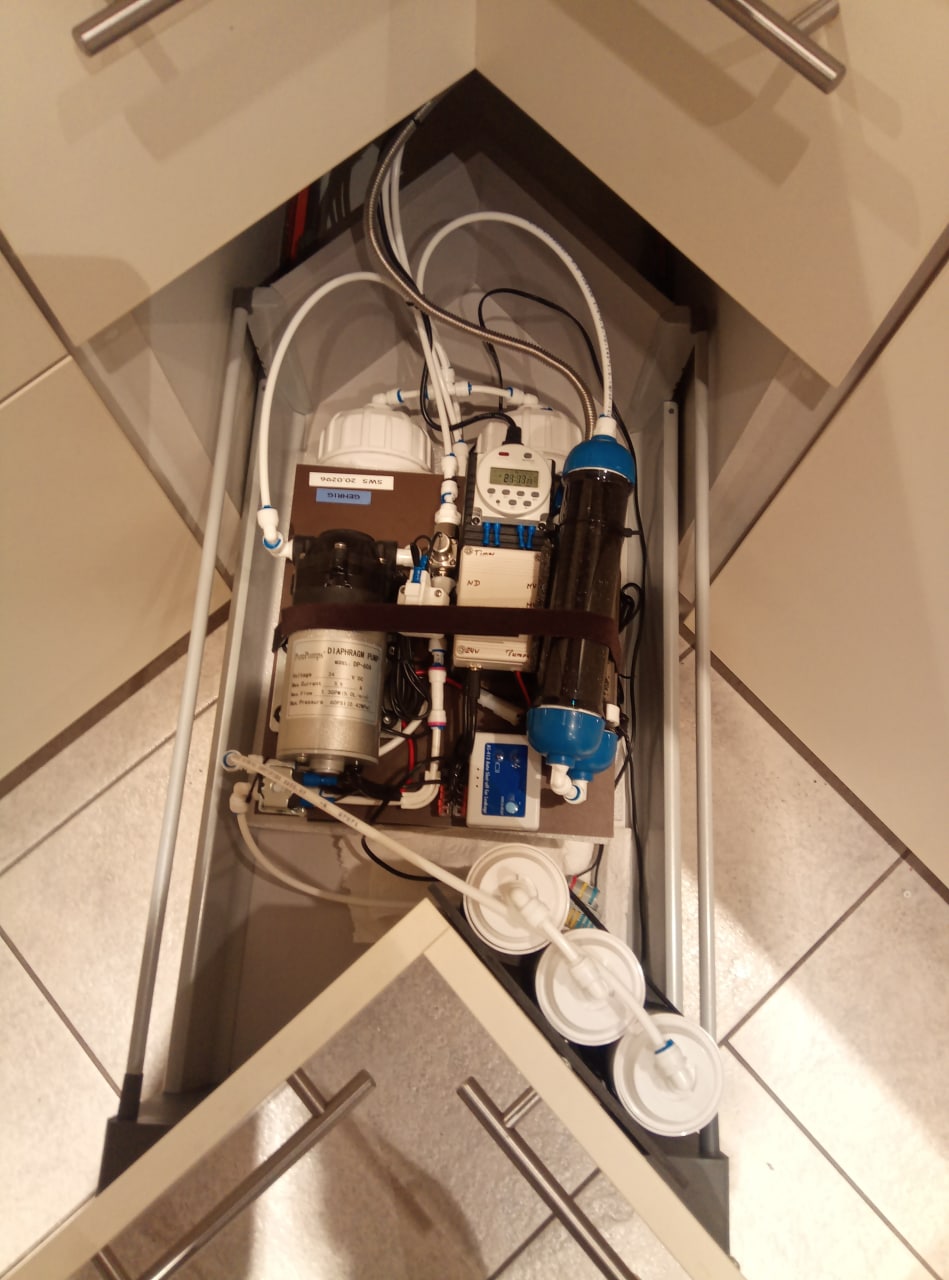 Technikeinheit mit Pumpe, Zeitschaltuhr und Membran im Küchenauszug
