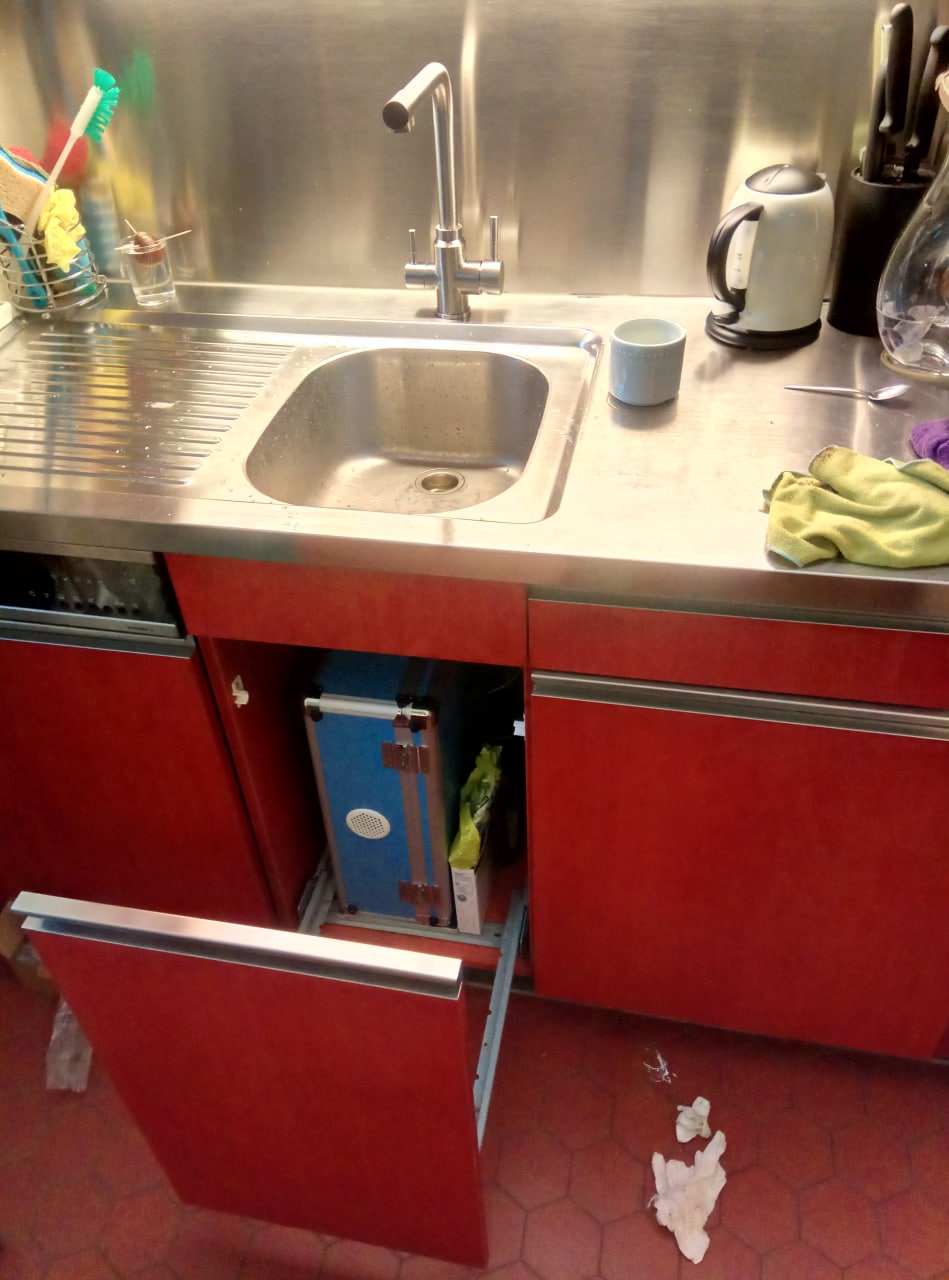 Einbau im Unterschrank einer roten Küche mit Edelstahlabdeckung