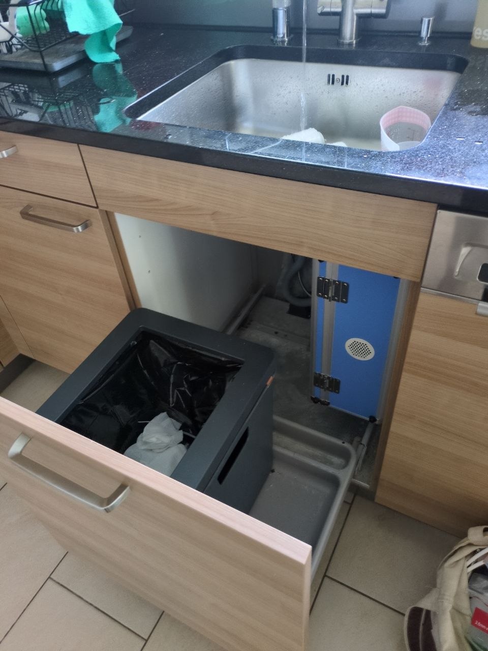 SWS-Gerät seitlich im Küchenunterschrank neben dem Abfallauszug