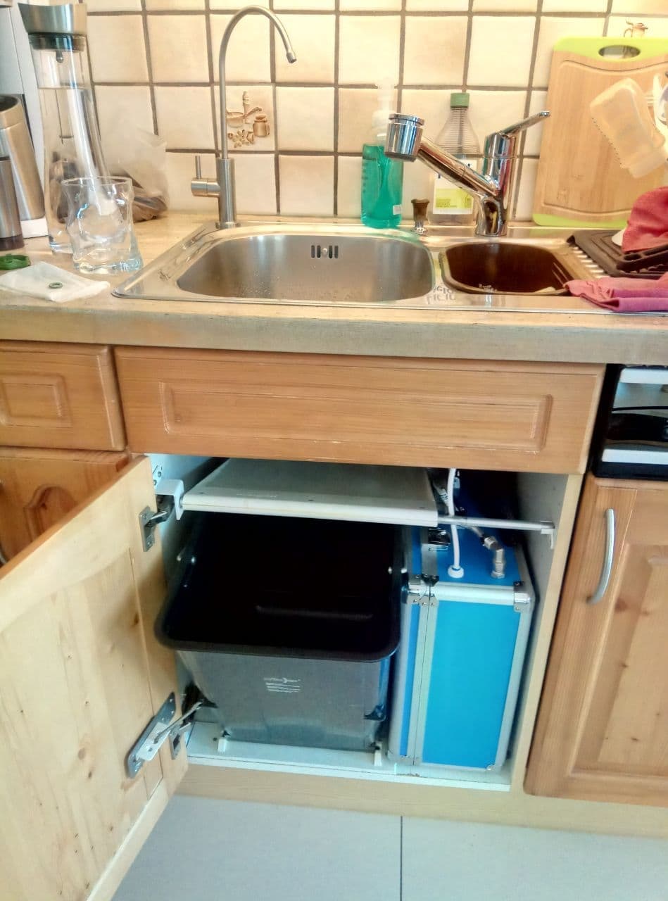 Einbau unter der Spüle in einer Holzküche mit separatem Wasserhahn